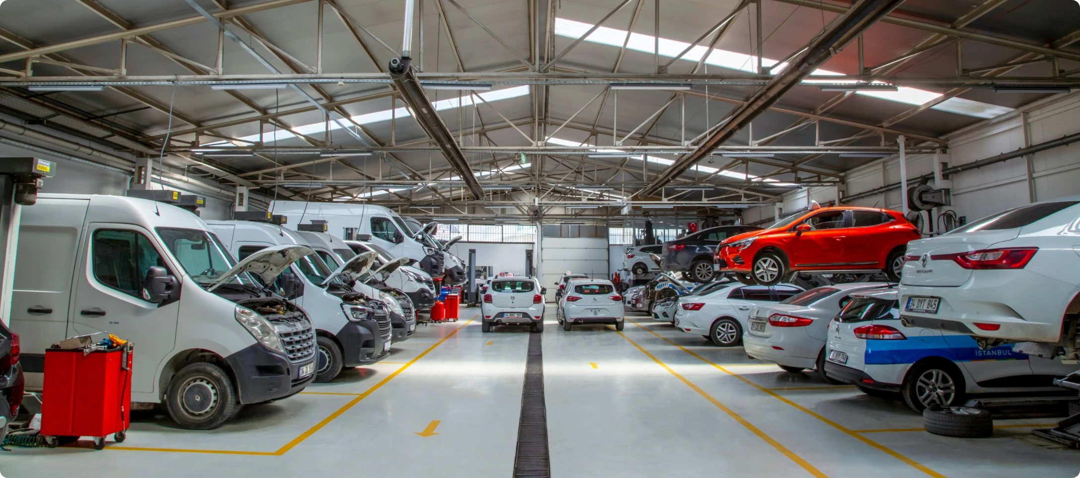 Werkstatt mit Bussen und Autos